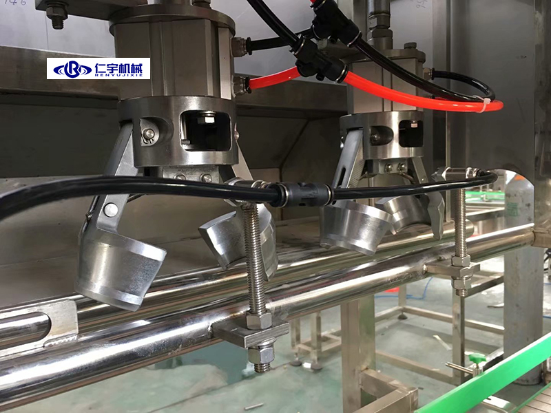 桶裝水灌裝設(shè)備的拔蓋機(jī)不好好工作怎么辦？