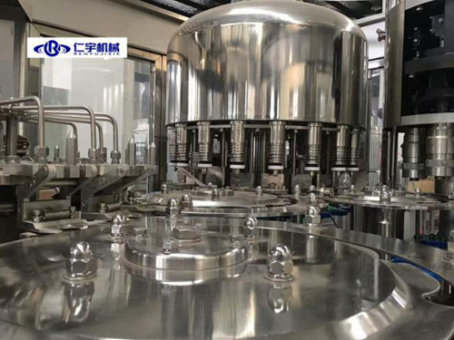 且看這里，仁宇機械三合一礦泉水灌裝機的技術(shù)改革